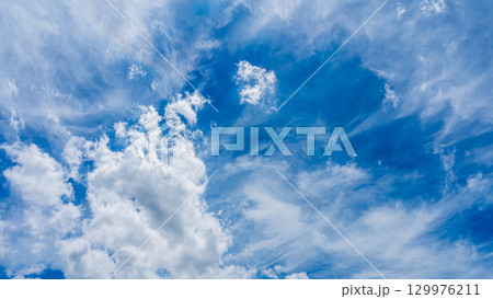 太陽のハロ現象と、二層になって流れるたくさんの白い雲 太陽のハロ現象と、二層になって流れるたくさんの白い雲 129976211