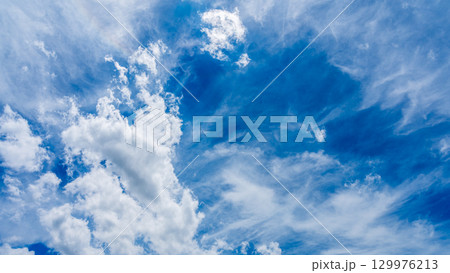 太陽のハロ現象と、二層になって流れるたくさんの白い雲 太陽のハロ現象と、二層になって流れるたくさんの白い雲 129976213