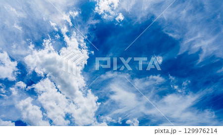 太陽のハロ現象と、二層になって流れるたくさんの白い雲 129976214