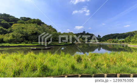 池のある三渓園 129976300