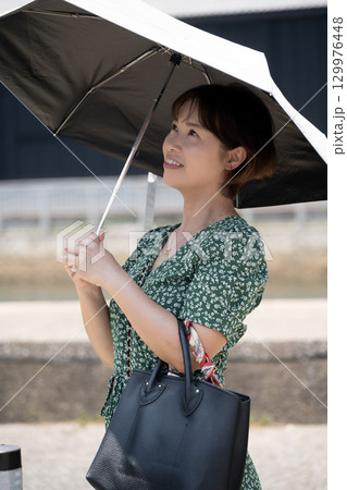 半田運河沿いを散策する女性 愛知県半田市 半田運河沿いを散策する女性 愛知県半田市 129976448