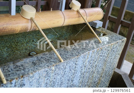 神社の境内にある手水舎 神社の境内にある手水舎 129976561