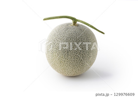 白背景と北海道富良野産の赤肉メロン 129976609