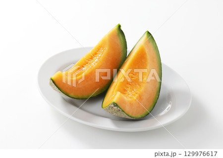 白背景と北海道富良野産の赤肉メロン 129976617