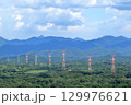 山の中に並んだたくさんの鉄塔 129976621