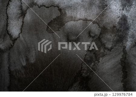 滲む黒いインク 129976784