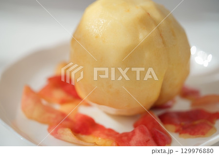 まるごとジューシー皮をむいた大きなもも - つやつや完熟（山梨県産） 129976880