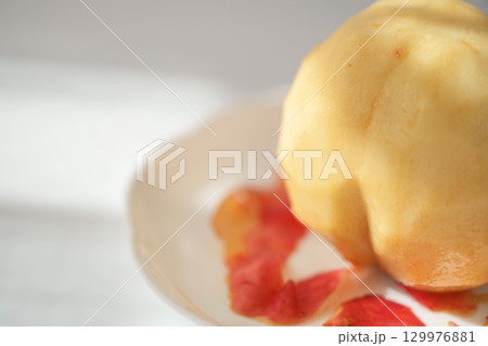 まるごとジューシー皮をむいた大きなもも - つやつや完熟（山梨県産） 129976881