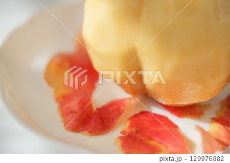 まるごとジューシー皮をむいた大きなもも - つやつや完熟（山梨県産） 129976882