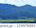 山裾に広がる田畑と住宅 129976883