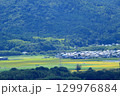 山裾に広がる田畑と住宅 129976884