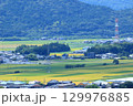 山裾に広がる田畑と住宅 129976885