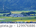 山裾に広がる田畑と住宅 129976886