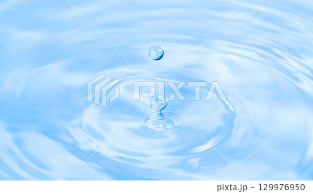 水しぶきのアクションショット 129976950