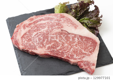 皿に乗ったステーキ肉　白背景 129977101