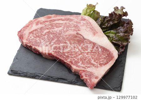 皿に乗ったステーキ肉　白背景 129977102