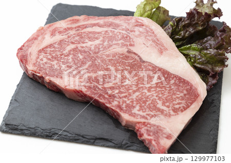 皿に乗ったステーキ肉 白背景 皿に乗ったステーキ肉 白背景 129977103