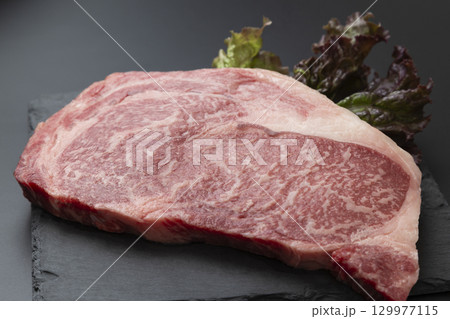 皿に乗ったステーキ肉　黒背景 129977115