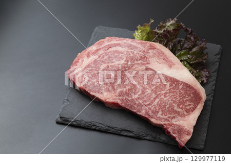 皿に乗ったステーキ肉 黒背景 皿に乗ったステーキ肉 黒背景 129977119