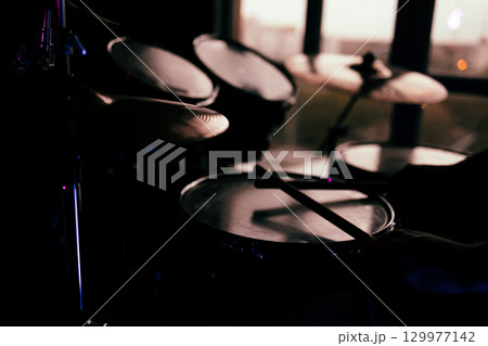 Drum kit close-up. Drum stands in close-up. Drummer's place. Rehearsal before the concert. Drum kit close-up. Drum stands in close-up. Drummer's place. Rehearsal before the concert. 129977142