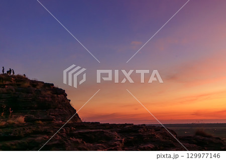 オーストラリア ノーザンテリトリーウビル(Ubirr)の岩山での夕焼けのマジックアワー オーストラリア ノーザンテリトリーウビル(Ubirr)の岩山での夕焼けのマジックアワー 129977146