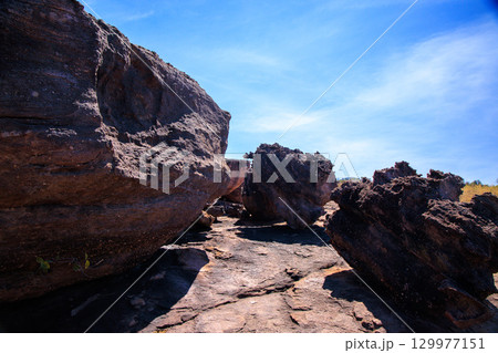 オーストラリア　ノーザンテリトリーのNawurlandjaの岩 129977151