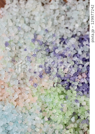 軽く混ぜて平らにした数種類の香り付きカラーバスソルト アロマバスソルト 軽く混ぜて平らにした数種類の香り付きカラーバスソルト アロマバスソルト 129977242