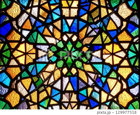 光を透かしたカラフルなステンドグラス、幾何学的な模様 光を透かしたカラフルなステンドグラス、幾何学的な模様 129977318