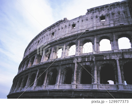 1990年代のコロッセオと青い空 129977373