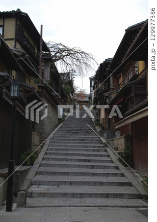 The sannenzaka slope / 冬の京都を散歩する旅～早朝の三年坂(産寧坂)を見上げる 129977386