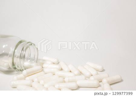 薬のカプセル 129977399