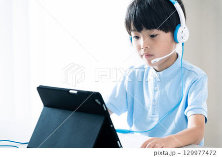 オンライン授業を受ける男の子 オンライン授業を受ける男の子 129977472