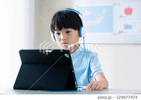 オンライン授業を受ける男の子 129977474
