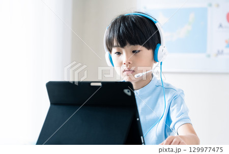 オンライン授業を受ける男の子 129977475