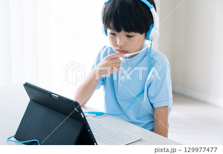 オンライン授業を受ける男の子 オンライン授業を受ける男の子 129977477