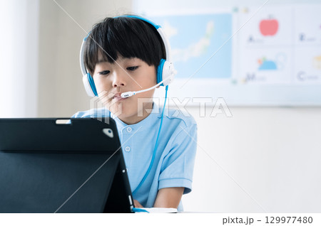 オンライン授業を受ける男の子 オンライン授業を受ける男の子 129977480
