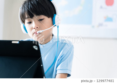 オンライン授業を受ける男の子 129977481