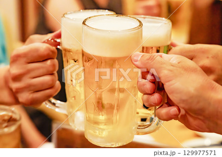飲食店で飲む美味しそうなよく冷えたビール 129977571