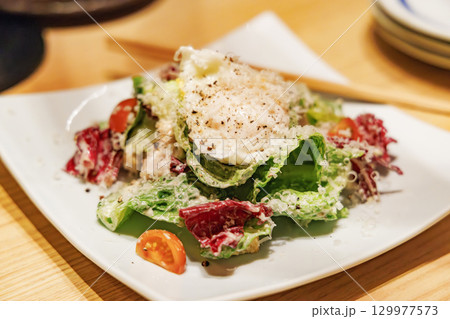 新鮮で美味しそうなシーザーサラダ 新鮮で美味しそうなシーザーサラダ 129977573