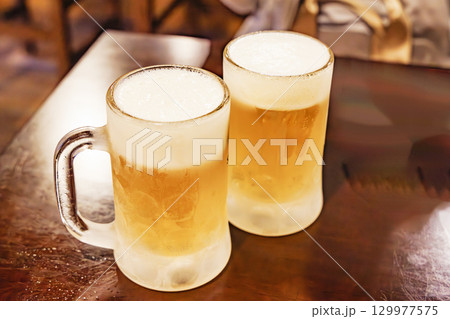 飲食店で飲む美味しそうなよく冷えたビール 飲食店で飲む美味しそうなよく冷えたビール 129977575