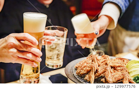 よく冷えたビールやサワー乾杯する人たち よく冷えたビールやサワー乾杯する人たち 129977576
