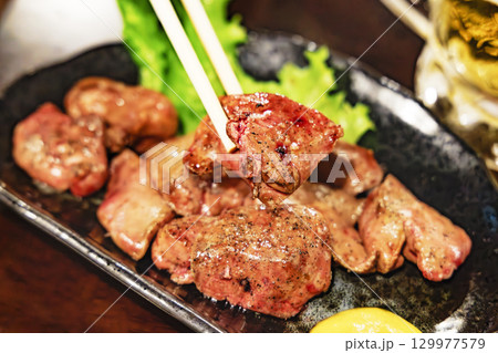 美味しそうな焼き立てのレバー 美味しそうな焼き立てのレバー 129977579