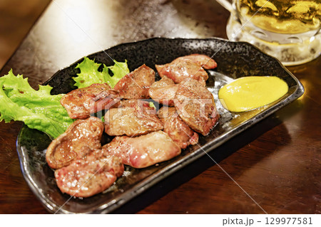 美味しそうな焼き立てのレバー 129977581