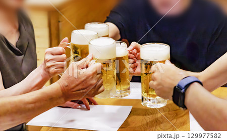 飲食店で飲む美味しそうなよく冷えたビール 129977582