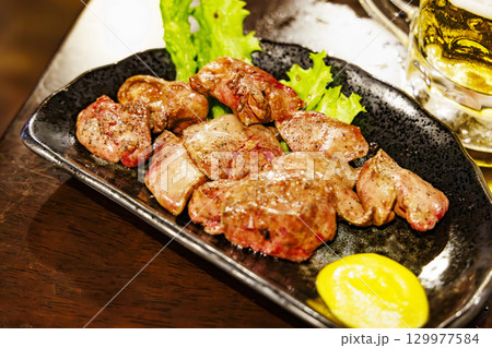 美味しそうな焼き立てのレバー 美味しそうな焼き立てのレバー 129977584