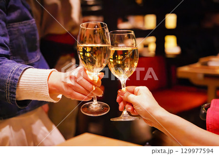 よく冷えた美味しそうなワイン 129977594