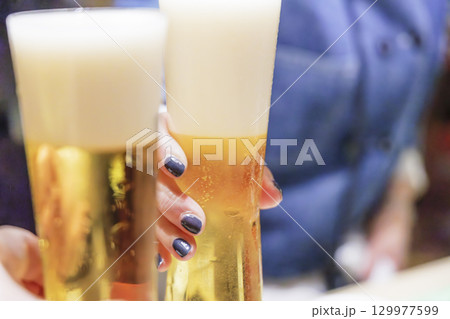 飲食店で飲む美味しそうなよく冷えたビール 129977599
