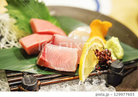 新鮮で美味しそうな刺身の盛り合わせ 129977603