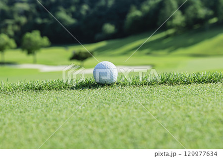 新緑の芝生が綺麗なゴルフ場 129977634