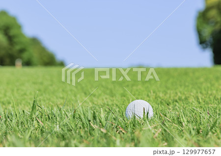 新緑の芝生が綺麗なゴルフ場 129977657